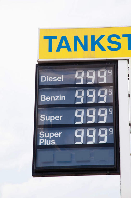 无人,竖图,室外,特写,白天,仰视,显示器,指示牌,静物,一排,许多,整齐,英文,标志,屏幕,数字,文字,字符,字母,标识,显示屏,排列,能源,英文字母,队列,输出设备,加油机,彩图,低角度拍摄