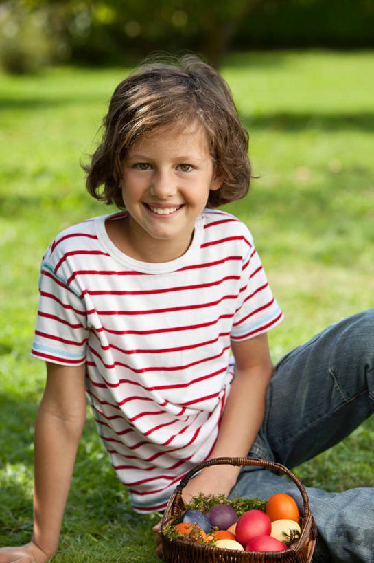 西方人,儿童,一个人,坐,笑,交叉,微笑,露齿笑,竖图,室外,白天,正面,纯洁,草地,草坪,植物,竹子,欧洲,复活节,欧洲人,仅一个女性,仅一个人,阴影,竹制,服装,节日,朦胧,模糊,庆祝,编织,光线,篮子,影子,蛋,注视,休闲装,文化,草,小孩,衣服,绿色,阳光,竹篮,观察,看,仅一个小孩,庆典,休闲,休闲服,可爱,童年,童趣,搭,服饰,观看,纪念,竹条,交织,察看,竹制品,搭着,关注,彩蛋,童真,烂漫,无邪,复活节彩蛋,穿插,天真,女孩,女人,女性,白种人,孩子,坐着,半身,彩图,女生