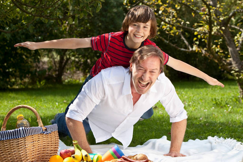 西方人,儿童,中年人,两个人,家庭,父亲,儿子,伸展双臂,笑,俯卧撑,微笑,露齿笑,横图,室外,白天,正面,聚会,纯洁,草地,草坪,植物,水果,欧洲,欧洲人,阴影,服装,新鲜,光线,篮子,影子,坐垫,生食,食品,野餐,果实,注视,休闲装,草,树,树木,食物,小孩,衣服,绿色,阳光,自然,观察,看,趴着,休闲,温暖,温馨,父子,一家人,休闲服,父爱,可爱,童年,童趣,服饰,有机食品,绿色食品,生长,成长,观看,和睦,察看,关注,童真,烂漫,无邪,野餐垫,野餐地毯,多功能毯,食物篮,野炊,天真,男孩,男人,男性,中年男性,白种人,孩子,敞开双臂,伏地挺身,趴,伸开双臂,展开双肩,张开手臂,张开双臂,半身,彩图,掌上压,融洽,野餐篮,男生