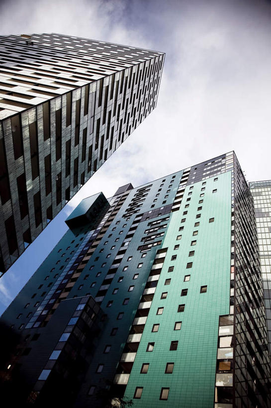 无人,高楼大厦,竖图,室外,白天,仰视,标志建筑,地标,建筑,摩天大楼,奥地利,欧洲,维也纳,建筑群,建设,蓝色,蓝天,天空,天,中欧,奥地利共和国,彩图,低角度拍摄,大楼,高层建筑,高楼,摩天楼