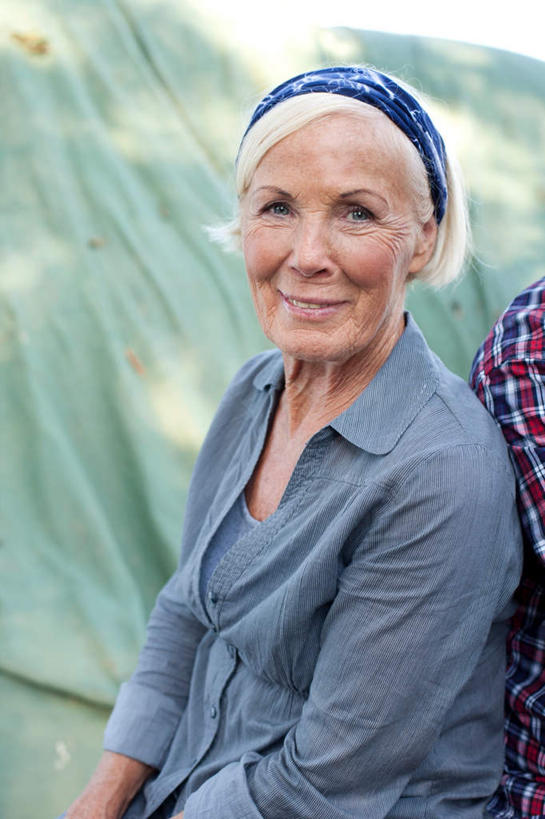 西方人,一个人,站,笑,微笑,竖图,室外,白天,正面,欧洲,欧洲人,仅一个女性,仅一个人,戴,阴影,服装,光线,影子,注视,休闲装,发带,衣服,阳光,观察,看,站着,休闲,休闲服,服饰,仅一个老年女性,观看,察看,关注,老年女性,女人,女性,白种人,站立,半身,彩图