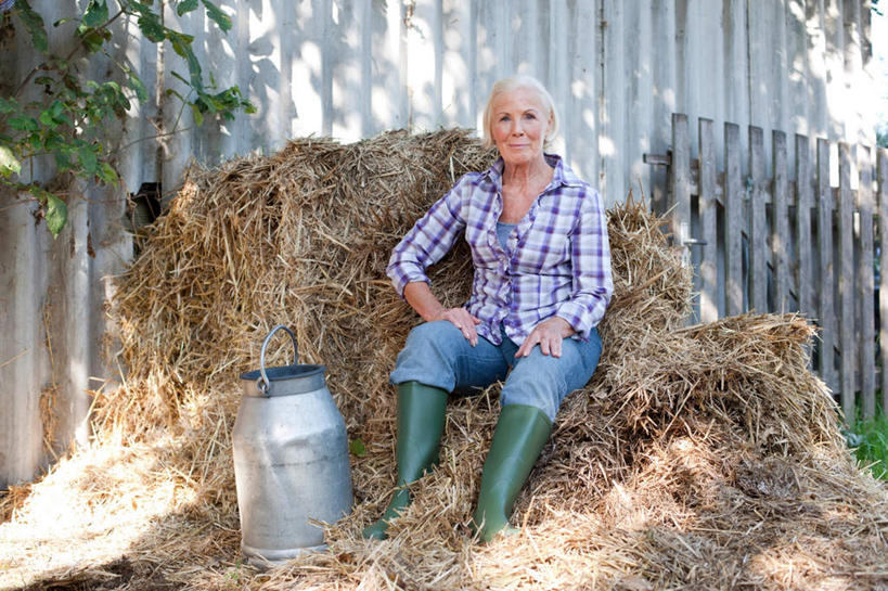 西方人,一个人,农民,坐,笑,微笑,露齿笑,横图,室外,白天,正面,欧洲,欧洲人,仅一个女性,仅一个人,注视,容器,观察,看,仅一个中年女性,观看,察看,关注,女人,女性,中年女性,白种人,佃农,农场主,农夫,农工,乡下人,小农,庄稼人,坐着,彩图,全身