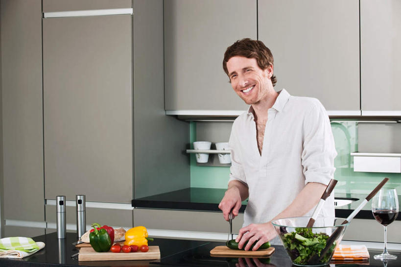 西方人,一个人,站,横图,室内,白天,正面,厨房,柜子,辣椒,水果,欧洲,欧洲人,仅一个男性,仅一个人,服装,蔬菜沙拉,沙拉,拿,拿着,注视,休闲装,色拉,仅一个年轻男性,衣服,观察,看,站着,休闲,休闲服,服饰,有机食品,绿色食品,观看,色拉酱,察看,关注,菜刀,千岛酱,彩椒,开放式厨房,辣角,红海椒,大椒,辣虎,广椒,男人,男性,年轻男性,白种人,甜椒,柿子椒,辣子,海椒,番椒,灯笼椒,站立,半身,彩图