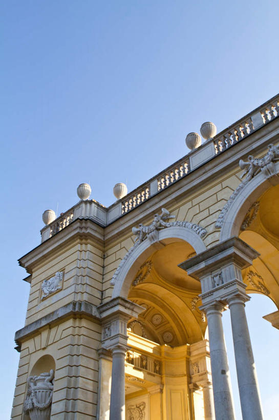 无人,竖图,室外,白天,正面,仰视,旅游,度假,标志建筑,地标,建筑,雕塑,奥地利,欧洲,维也纳,雕刻,雕像,拱门,建筑群,娱乐,建设,蓝天,天空,天,享受,休闲,放松,中欧,奥地利共和国,舍恩布龙宫,彩图,低角度拍摄