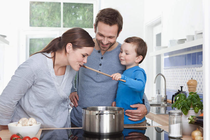 西方人,胡须,三个人,家庭,母亲,父亲,儿子,站,横图,室内,白天,正面,烹饪,厨房,窗户,萝卜,餐具,欧洲,欧洲人,服装,龙头,盆栽,勺子,菌菇,蘑菇,拿,菌类,汤锅,拿着,注视,休闲装,玻璃窗,衣服,调羹,汤匙,碗,观察,看,品尝,站着,休闲,温暖,温馨,父子,母子,三口之家,一家人,休闲服,食用菌,父爱,母爱,服饰,水萝卜,观看,和睦,察看,关注,白种人,胡子,络腮胡,进餐用具,烹调用具,站立,半身,彩图,灶间,融洽,爸爸,妈妈