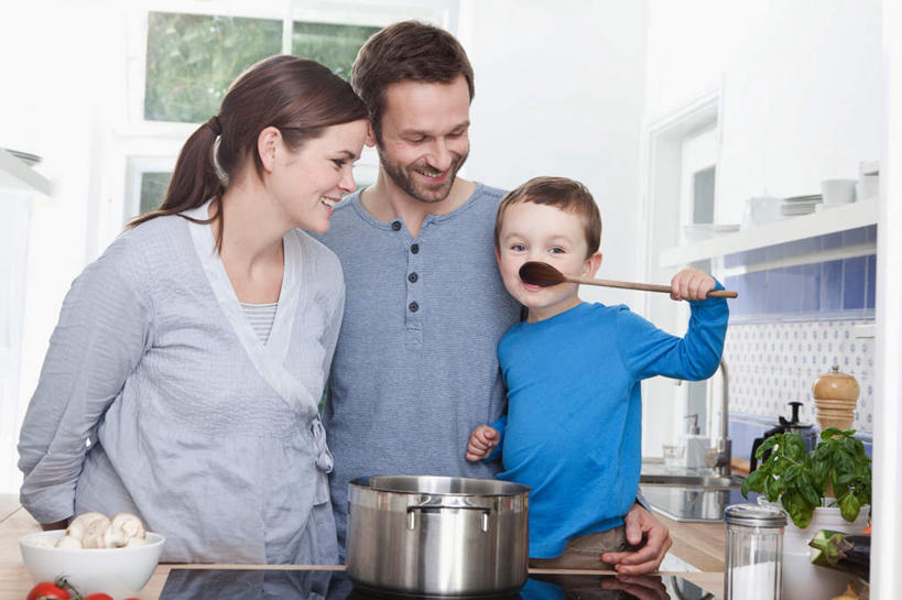 西方人,胡须,三个人,家庭,母亲,父亲,儿子,站,横图,室内,白天,正面,烹饪,厨房,窗户,萝卜,餐具,欧洲,欧洲人,服装,龙头,盆栽,勺子,菌菇,蘑菇,拿,菌类,汤锅,拿着,注视,休闲装,玻璃窗,衣服,调羹,汤匙,碗,观察,看,品尝,站着,休闲,温暖,温馨,父子,母子,三口之家,一家人,休闲服,食用菌,父爱,母爱,服饰,水萝卜,观看,和睦,察看,关注,白种人,胡子,络腮胡,进餐用具,烹调用具,站立,半身,彩图,灶间,融洽,爸爸,妈妈