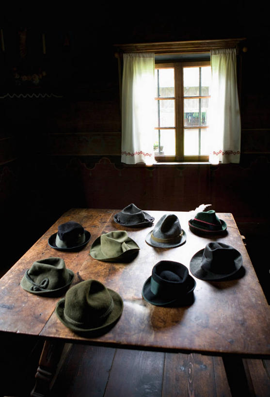 无人,竖图,室内,白天,正面,窗户,桌面,桌子,帽子,许多,木制,草帽,背光,玻璃窗,木制品,逆光,彩图