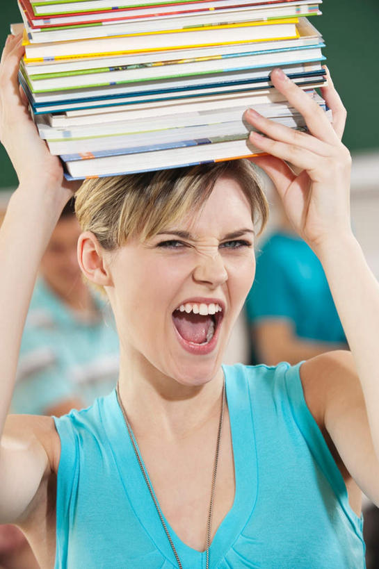 西方人,伙伴,朋友,学校,教学楼,站,竖图,室内,白天,正面,看书,阅读,友谊,桌子,书籍,欧洲,欧洲人,学习,服装,许多人,拿,拿着,顶,注视,休闲装,书桌,校园,衣服,课桌,书本,观察,看,站着,一群人,休闲,休闲服,读书,浏览,服饰,观看,察看,关注,友情,男人,男性,年轻男性,年轻女性,女人,女性,白种人,书,图书,站立,半身,彩图,教室楼,教学大楼