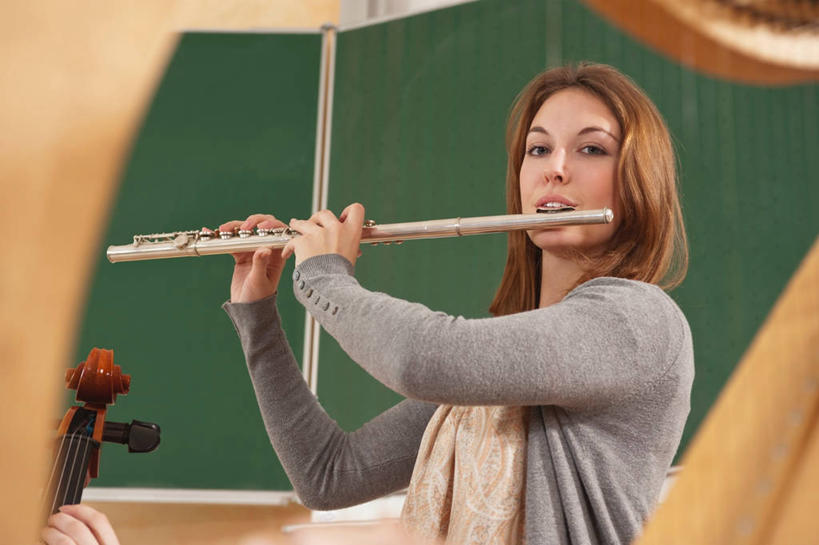 西方人,两个人,伙伴,朋友,学校,站,坐,横图,室内,白天,正面,友谊,欧洲,欧洲人,服装,吹奏乐器,大提琴,笛子,横笛,乐器,木管乐器,弦乐器,吹奏,演奏,注视,休闲装,校园,衣服,黑板,观察,看,站着,休闲,教室,同学,休闲服,教学,服饰,观看,察看,校友,关注,弓拉弦乐器,弓拉弦鸣乐器,同窗,学友,耐磨,教学黑板,竹笛,友情,年轻女性,女人,女性,白种人,站立,坐着,半身,彩图