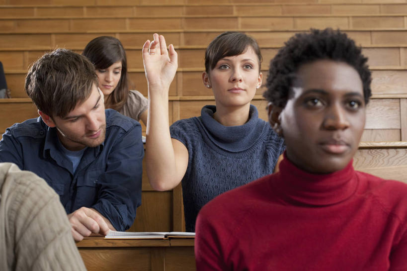 西方人,伙伴,朋友,学校,教学楼,坐,举,笑,微笑,横图,室内,白天,正面,友谊,桌子,书籍,欧洲,非洲,黑人,欧洲人,五个人,一排,服装,整齐,许多人,注视,休闲装,书桌,校园,排列,衣服,课桌,观察,看,托,一群人,休闲,教室,同学,休闲服,服饰,观看,察看,校友,队列,关注,同窗,学友,友情,男人,男性,年轻男性,年轻女性,女人,女性,白种人,非洲人,书,图书,举起,举手,举着,向上举,向上伸,向上托,坐着,半身,彩图,教学大楼,报告厅