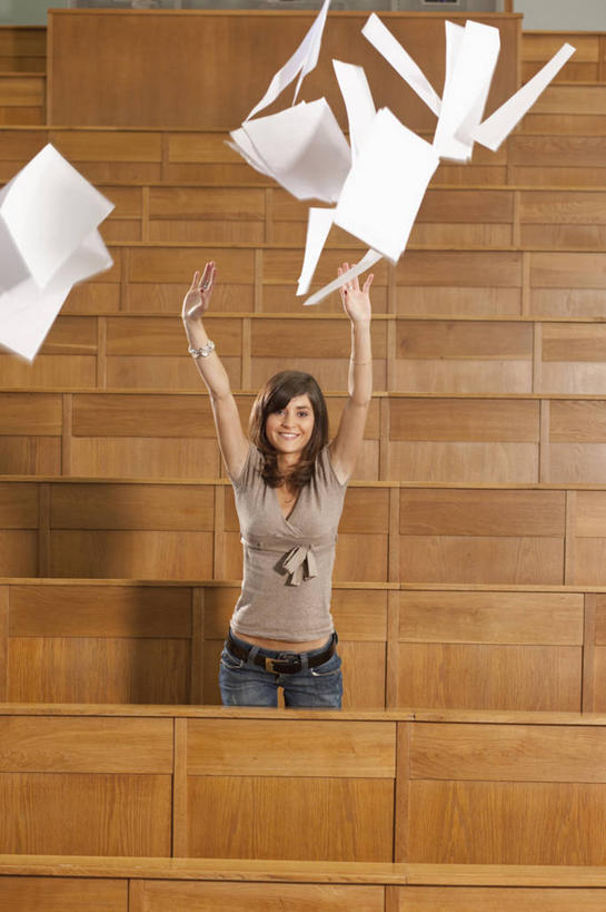 西方人,一个人,学校,教学楼,站,投,举,笑,微笑,露齿笑,竖图,室内,白天,正面,桌子,欧洲,欧洲人,仅一个年轻女性,仅一个女性,仅一个人,一排,服装,整齐,纸,凌乱,注视,休闲装,书桌,校园,排列,衣服,课桌,观察,看,托,站着,休闲,教室,休闲服,服饰,观看,试卷,察看,混乱,考试,队列,关注,下降,降落,测验,考卷,考察,纷乱,缭乱,庞杂,降低,下跌,下落,评比,年轻女性,女人,女性,白种人,举起,举手,举着,抛,扔,撒,向上举,向上伸,向上托,站立,掷,半身,彩图,教学大楼,报告厅