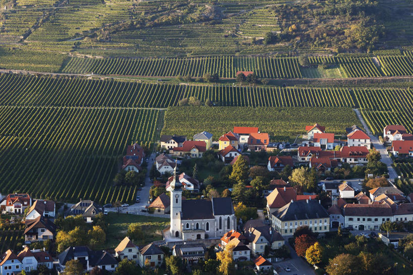 无人,家,农田,横图,俯视,航拍,室外,白天,旅游,度假,庄稼,农作物,美景,山,山脉,树林,植物,奥地利,欧洲,阴影,光线,影子,房屋,屋子,景观,山峰,公寓,山峦,娱乐,洋房,楼房,住宅,树,树木,绿色,阳光,自然,群山,享受,休闲,景色,放松,生长,成长,鸟瞰,自然风光,中欧,奥地利共和国,下奥地利,下奥地利州,彩图,高角度拍摄,耕地,庄稼田,房子,多瑙河畔克雷姆斯,梅尔克,瓦豪,瓦豪河谷