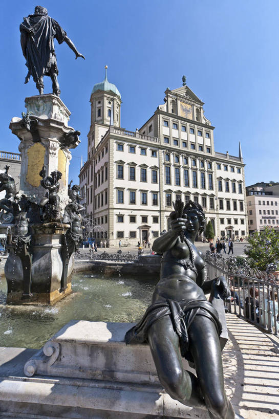 西方人,一个人,无人,高楼大厦,站,竖图,室外,白天,仰视,民族服装,旅游,度假,草地,草坪,植物,标志建筑,大厦,地标,建筑,摩天大楼,雕塑,德国,欧洲,欧洲人,仅一个男性,仅一个人,阴影,服装,艺术,装饰,光线,雕刻,雕像,影子,娱乐,建设,国会大厦,草,树,树木,仅一个年轻男性,衣服,蓝色,绿色,蓝天,天空,阳光,自然,工艺品,楼宇,天,站着,享受,休闲,旅游胜地,放松,服饰,生长,晴朗,成长,纪念,美术,衣着,西欧,穿着,主题,陈列,国会大楼,万里无云,德意志联邦共和国,议会大厦,议会大楼,首都大厦,州议会大厦,州政府,州会议厅,功能,美学,巴伐利亚,巴伐利亚州,拜恩州,拜恩自由州,衣饰,奥格斯堡县,施瓦本行政区,男人,男性,年轻男性,白种人,晴空,晴空万里,站立,彩图,低角度拍摄,全身,传统服装,民俗服,大楼,高层建筑,高楼,摩天楼