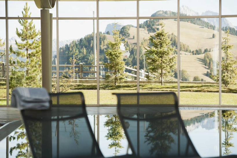 无人,体育馆,游泳池,宾馆,横图,室内,白天,正面,度假,草地,草坪,美景,山,山脉,水,植物,窗户,落地窗,城市风光,城市,椅子,意大利,欧洲,阴影,光线,纺织物,影子,躺椅,景观,山顶,山峰,水池,水面,山峦,娱乐,泳池,玻璃窗,草,树,树木,蓝色,绿色,蓝天,天空,阳光,自然,毛巾,群山,天,清洁,享受,休闲,景色,放松,生长,晴朗,成长,保暖,沙滩椅,游泳馆,南欧,透气,防水,万里无云,意大利共和国,颠峰,极峰,储水,耐磨,吸水,南蒂罗尔,晴空,晴空万里,彩图,客店,客栈,旅店,旅馆,旅舍,汽车旅馆