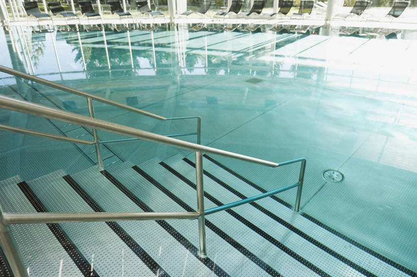 无人,体育馆,游泳池,宾馆,栏杆,横图,俯视,室内,白天,度假,美景,水,楼梯,城市风光,城市,意大利,欧洲,扶手,阶梯,景观,水池,水面,娱乐,泳池,护栏,台阶,倒影,享受,休闲,景色,放松,游泳馆,倒映,南欧,意大利共和国,反照,南蒂罗尔,彩图,高角度拍摄,客店,客栈,旅店,旅馆,旅舍,汽车旅馆