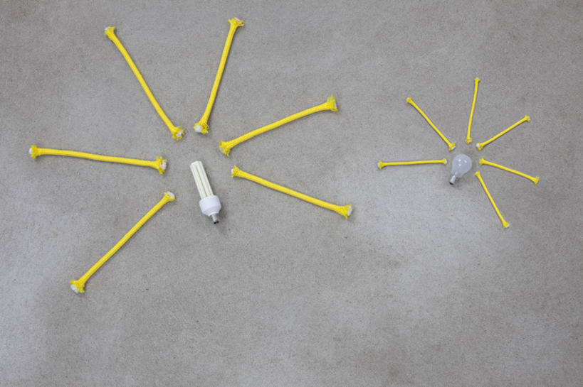 无人,横图,俯视,室内,特写,白天,节能,静物,照明,灰色背景,环保,灯泡,灯,节能灯,两个,灯具,摄影,影棚,能源,照亮,回收,资源,利用,低碳,循环,照明工具,荧光灯,持续,彩图,高角度拍摄,影棚拍摄,拍摄