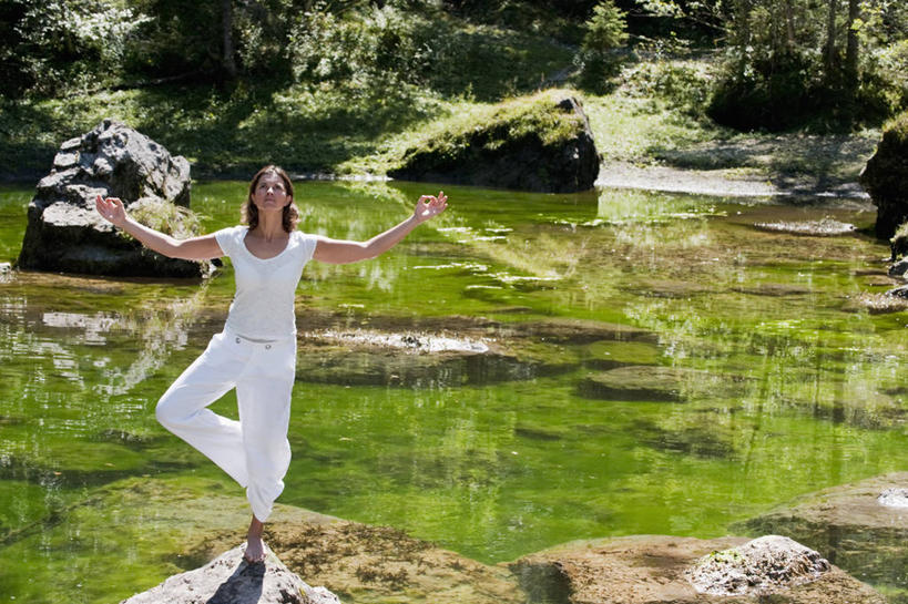 西方人,一个人,站,闭眼,伸展双臂,横图,室外,白天,正面,运动服,锻炼,旅游,度假,瑜伽,运动,湖,湖泊,石头,美景,水,植物,奥地利,欧洲,欧洲人,仅一个女性,仅一个人,阴影,服装,光线,石子,影子,湖面,景观,水流,水面,青苔,苔藓,娱乐,树,树木,衣服,绿色,白色,倒影,阳光,自然,湖水,站着,仅一个中年女性,享受,休闲,景色,放松,养生,服饰,生长,成长,倒映,衣着,穿着,自然风光,中欧,奥地利共和国,衣饰,反照,上奥地利,上奥地利州,体育,女人,女性,中年女性,白种人,石块,闭眼睛,闭着眼,闭着眼睛,敞开双臂,伸开双臂,展开双肩,站立,张开手臂,张开双臂,彩图,全身,健身,格蒙登县,戈绍,运动装