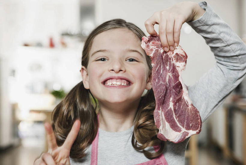 西方人,儿童,一个人,站,举,笑,微笑,露齿笑,横图,室内,白天,正面,快乐,兴奋,纯洁,骄傲,成功,胜利,厨房,欧洲,欧洲人,仅一个女性,仅一个人,一块,握,阴影,服装,朦胧,模糊,反射,围裙,影子,肉,拿,拿着,注视,休闲装,猪排,猪肉,肉类,小孩,衣服,观察,看,手势,托,站着,仅一个小孩,休闲,休闲服,可爱,童年,童趣,自信,握着,服饰,观看,察看,关注,肉食,童真,烂漫,无邪,豚肉,天真,女孩,女人,女性,白种人,孩子,举起,举手,举着,向上举,向上伸,向上托,站立,半身,彩图,欢乐,开心,灶间,女生