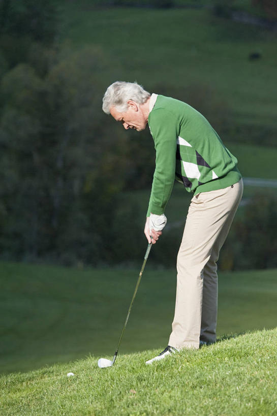 西方人,一个人,站,竖图,室外,白天,侧面,毛衣,锻炼,旅游,度假,运动,草地,草坪,植物,意大利,欧洲,欧洲人,仅一个男性,仅一个人,弯腰,握,阴影,光线,高尔夫,高尔夫球,影子,球场,拿,拿着,注视,娱乐,高尔夫球场,草,树,树木,绿色,阳光,自然,观察,看,站着,仅一个老年男性,享受,休闲,放松,握着,生长,成长,观看,察看,高尔夫球杆,关注,南欧,室外运动,线衫,绿茵场,户外运动,高尔夫运动,高尔夫球具,意大利共和国,弯身,特伦蒂诺.上阿迪杰大区,毛线衣,绒线衣,高尔夫球运动,老年男性,男人,男性,白种人,站立,彩图,全身,绒衣,套衫,套头毛衣,线衣,健身,波尔扎诺自治省,卡斯泰尔罗托