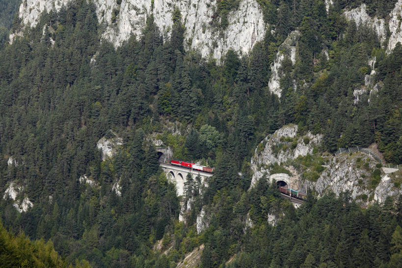 无人,横图,俯视,室外,白天,旅游,度假,石头,美景,森林,树林,植物,路,铁路,火车,奥地利,欧洲,石子,景观,轨道,交通,铁轨,娱乐,车,树,树木,绿色,自然,交通工具,享受,休闲,景色,放松,运输,生长,成长,自然风光,载具,中欧,奥地利共和国,下奥地利,下奥地利州,石块,岩石,彩图,高角度拍摄