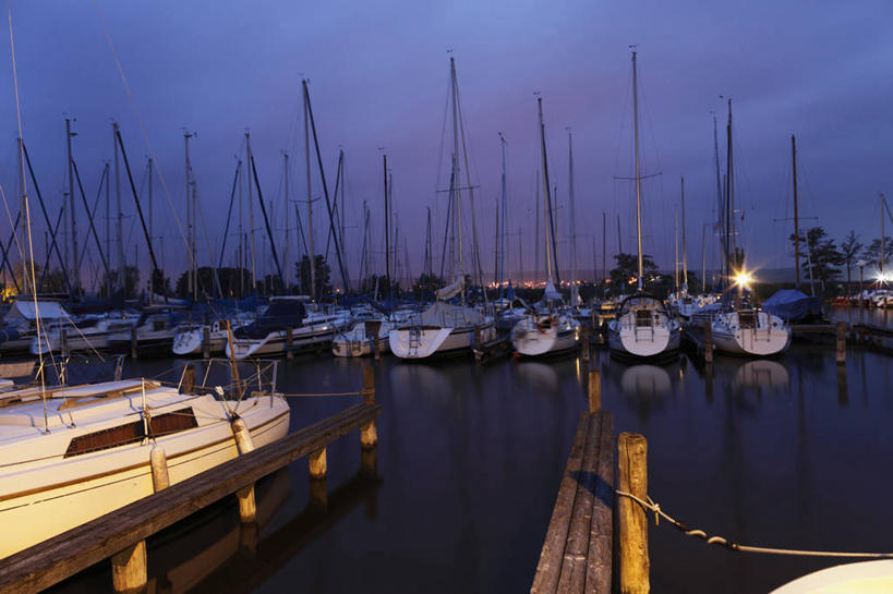 帆船,无人,码头,横图,室外,白天,正面,旅游,度假,湖,湖泊,美景,日落,水,港口,路灯,船,照明,奥地利,欧洲,一排,许多,停靠,阴影,波纹,整齐,并列,并排,光线,影子,湖面,景观,水流,水面,晚霞,霞光,落日,灯光,涟漪,很多,娱乐,灯,排列,倒影,水纹,自然,黄昏,交通工具,波浪,湖水,享受,休闲,景色,彩霞,放松,照亮,倒映,照明设备,队列,停泊,自然风光,载具,平行,中欧,游艇码头,水晕,奥地利共和国,夕照,反照,薄暮,布尔根兰,布尔根兰州,夕阳,彩图,傍晚,摆渡口,埠头,渡口,渡头,港湾,海港,口岸,斜阳