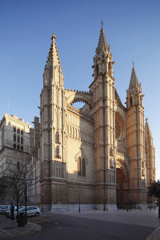 无人,教堂,竖图,室外,白天,仰视,旅游,度假,名胜古迹,标志建筑,道路,地标,建筑,路,公路,汽车,西班牙,欧洲,阴影,节日,遗迹,光线,影子,交通,古迹,文化,文物,娱乐,建设,古建筑,车,蓝色,蓝天,天空,阳光,交通工具,轿车,天,祈祷,享受,休闲,健康,旅游胜地,放松,许愿,宗教,信仰,晴朗,纪念,祈求,基督教,南欧,天主教,载具,信念,古文明,万里无云,帕尔马,马略卡岛,西班牙王国,帕尔马大教堂,巴利阿里群岛,马略卡,巴利阿里,平安,晴空,晴空万里,马路,彩图,低角度拍摄,大教堂,礼拜堂,马洛卡岛