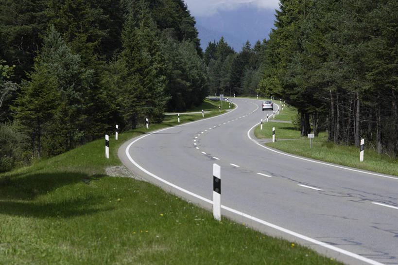 无人,横图,室外,白天,正面,旅游,度假,草地,草坪,美景,森林,树林,植物,道路,路,公路,汽车,德国,欧洲,一辆,曲折,弯曲,景观,分界线,停车线,交通,娱乐,车,草,树,树木,绿色,自然,交通工具,轿车,驾驶,行驶,享受,休闲,景色,放松,蜿蜒,生长,成长,车行道,车行道分界线,操纵,控制,西欧,自然风光,载具,标线,操控,车行线,德意志联邦共和国,把持,巴伐利亚,巴伐利亚州,拜恩州,拜恩自由州,米滕瓦尔德,马路,彩图