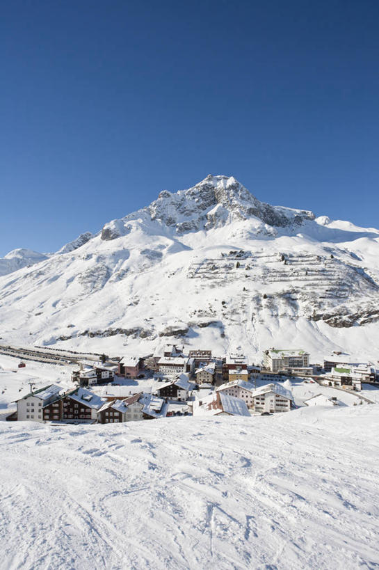 无人,家,竖图,室外,白天,正面,旅游,度假,石头,美景,山,雪,雪山,大雪,奥地利,欧洲,阴影,光线,石子,影子,房屋,屋子,冰,积雪,景观,山峰,雪景,冬季,冬天,山峦,娱乐,楼房,住宅,蓝色,蓝天,天空,阳光,自然,天,享受,休闲,景色,放松,寒冷,晴朗,冰冷,自然风光,中欧,万里无云,严寒,奥地利共和国,冰凉,酷寒,凛冽,凛凛,极冷,福拉尔贝格,福拉尔贝格州,石块,岩石,晴空,晴空万里,彩图,房子