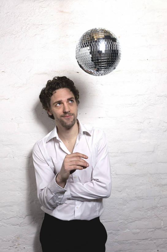 西方人,一个人,站,竖图,室内,白天,正面,衬衫,照明,欧洲,欧洲人,仅一个男性,仅一个人,仅一个中年男性,阴影,服装,反射,影子,灯光,注视,灯,衣服,灯具,观察,看,站着,服饰,观看,照亮,察看,衣着,照明设备,穿着,关注,衣饰,迪斯科球,迪斯科灯,镜面球,镜球,舞厅球,男人,男性,中年男性,白种人,站立,半身,彩图,衬衣