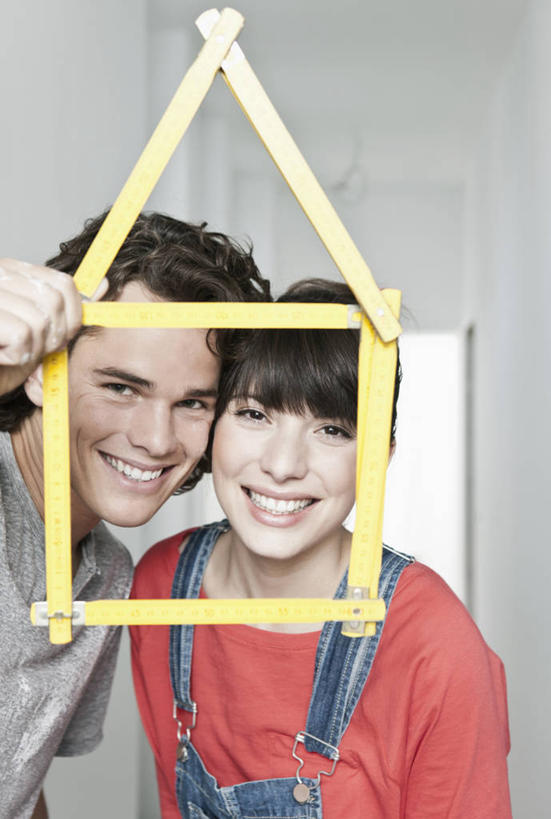 西方人,两个人,家,站,笑,微笑,露齿笑,竖图,室内,白天,正面,爱情,欧洲,欧洲人,握,服装,裤子,测量,刻度,房屋,墙,屋子,公寓,浪漫,拿,拿着,注视,休闲装,洋房,楼房,墙壁,墙面,住宅,衣服,红色,灰色,尺,观察,看,站着,休闲,温暖,温馨,休闲服,背带裤,恩爱,握着,恋人,服饰,观看,测量工具,尺子,和睦,察看,衡量,绘图,关注,折尺,比例,测绘,量具,量仪,标度,饭单裤,工装裤,男人,男性,年轻男性,年轻女性,女人,女性,白种人,情侣,站立,半身,彩图,房子,伴侣,融洽