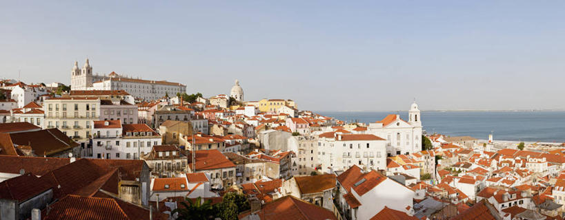无人,家,教堂,横图,俯视,室外,白天,旅游,度假,海浪,海洋,美景,植物,城市风光,城市,建筑,葡萄牙,欧洲,阴影,节日,光线,瓦片,影子,房屋,墙,屋顶,屋子,景观,浪花,水平线,公寓,辽阔,海平线,首都,顶棚,瓦,文化,娱乐,建设,洋房,楼房,里斯本,墙壁,墙面,住宅,树,树木,蓝色,绿色,蓝天,天空,阳光,自然,海水,天,祈祷,享受,休闲,广阔,健康,景色,放松,许愿,宗教,建造,信仰,生长,晴朗,成长,纪念,一望无际,祈求,基督教,南欧,天主教,海景,信念,屋瓦,万里无云,葡萄牙共和国,无边无际,一马平川,阿尔法玛,平安,大海,风浪,海,海水的波动,近岸浪,涌浪,晴空,晴空万里,彩图,高角度拍摄,房子,大教堂,礼拜堂,水天相接,水天一线