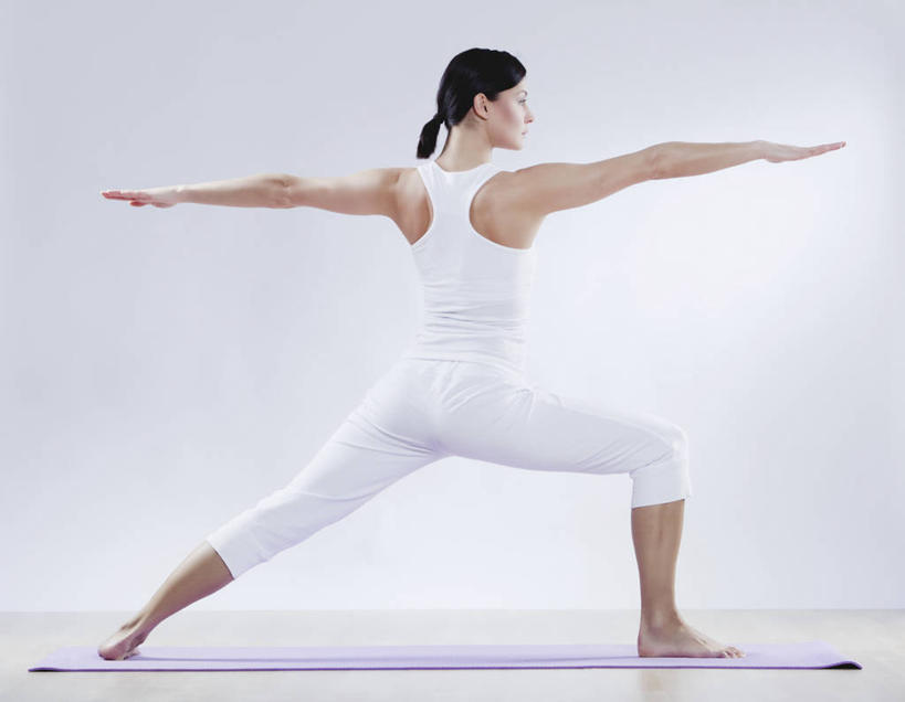 西方人,一个人,站,伸展双臂,横图,室内,白天,白色背景,锻炼,瑜伽,运动,地板,欧洲,欧洲人,仅一个女性,仅一个人,服装,背心,毯子,地面,扭头,注视,光脚,木地板,背面,衣服,紫色,白色,瑜伽垫,垫子,观察,看,站着,转头,仅一个中年女性,赤脚,养生,摄影,服饰,影棚,观看,张开双腿,察看,衣着,穿着,关注,瑜伽毯,衣饰,展开双腿,体育,女人,女性,中年女性,白种人,敞开双臂,伸开双臂,展开双肩,站立,张开手臂,张开双臂,彩图,全身,影棚拍摄,健身,拍摄,勇士二式,勇士式,伸展双腿