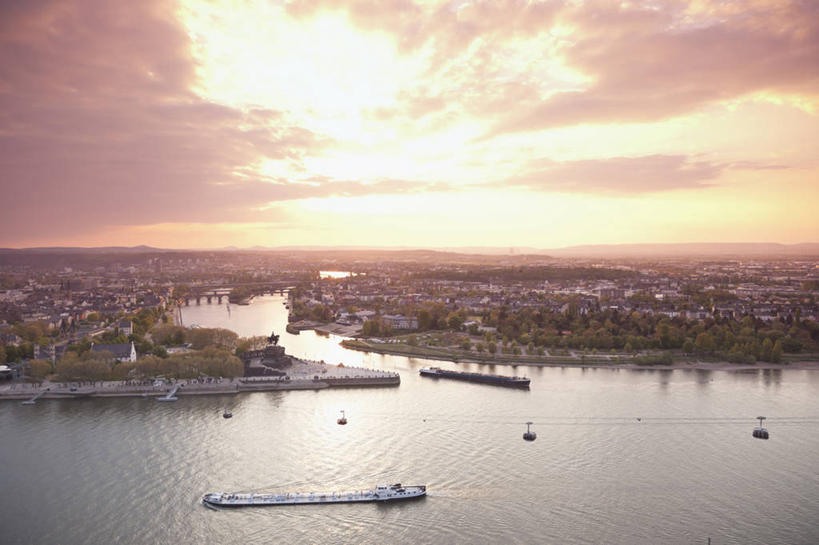 无人,家,横图,俯视,航拍,室外,白天,度假,草地,草坪,河流,美景,日落,水,太阳,植物,城市风光,城市,轮船,船,德国,欧洲,阴影,波纹,飞溅,溅,光线,液体,影子,房屋,屋子,地平线,河水,景观,水滴,水流,晚霞,霞光,落日,辽阔,地面,涟漪,娱乐,楼房,住宅,水珠,草,树,树木,绿色,水纹,阳光,自然,黄昏,船尾波,交通工具,波浪,享受,休闲,广阔,景色,彩霞,放松,生长,成长,一望无际,西欧,鸟瞰,喷洒,载具,延伸,货船,德意志联邦共和国,天地相交,水晕,无边无际,一马平川,夕照,莱茵河,薄暮,莱茵兰.普法尔茨州,高本斯,科布伦茨,夕阳,彩图,高角度拍摄,傍晚,房子,埃伦布赖特施泰因堡,斜阳