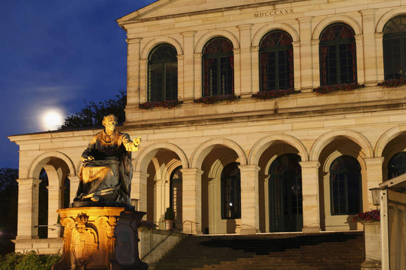 无人,栏杆,横图,室外,夜晚,正面,旅游,度假,楼梯,标志建筑,地标,建筑,雕塑,德国,欧洲,阴影,艺术,装饰,光线,雕刻,雕像,扶手,影子,阶梯,拱门,灯光,娱乐,建设,护栏,台阶,工艺品,享受,休闲,旅游胜地,放松,纪念,美术,西欧,主题,陈列,德意志联邦共和国,功能,美学,巴伐利亚,巴伐利亚州,拜恩州,拜恩自由州,彩图,下弗兰肯行政区,伦山