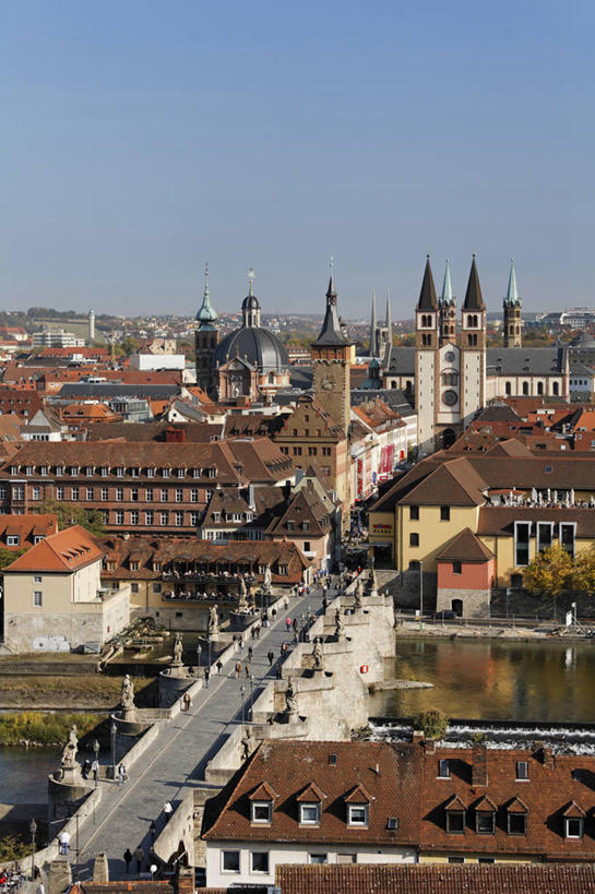 无人,家,教堂,竖图,俯视,航拍,室外,白天,旅游,度假,河流,美景,水,城市风光,城市,道路,建筑,路,公路,汽车,雕塑,德国,欧洲,阴影,节日,艺术,装饰,光线,雕刻,雕像,瓦片,影子,房屋,屋顶,屋子,河水,景观,水流,公寓,建筑群,交通,顶棚,瓦,文化,娱乐,建设,洋房,楼房,住宅,车,蓝色,蓝天,天空,阳光,工艺品,交通工具,轿车,天,祈祷,享受,休闲,健康,景色,放松,许愿,宗教,建造,信仰,晴朗,纪念,祈求,美术,西欧,鸟瞰,载具,主题,陈列,信念,屋瓦,万里无云,德意志联邦共和国,功能,美学,巴伐利亚,巴伐利亚州,拜恩州,拜恩自由州,维尔茨堡县,平安,晴空,晴空万里,马路,彩图,高角度拍摄,房子,大教堂,礼拜堂,下弗兰肯行政区