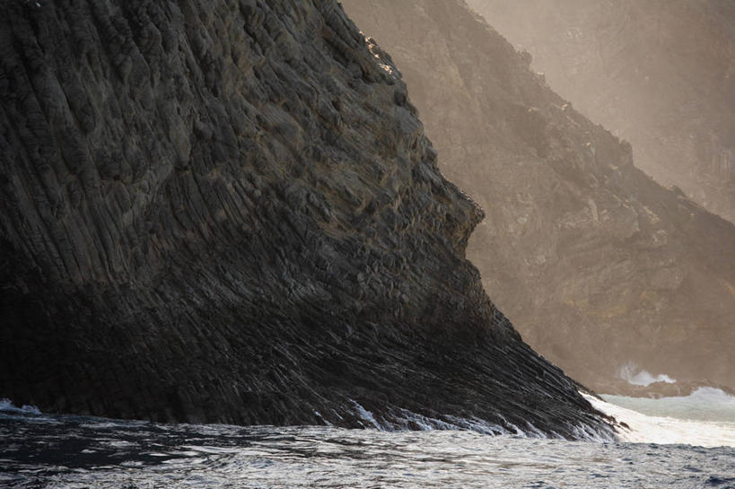 无人,横图,室外,白天,正面,旅游,度假,海浪,海洋,礁石,石头,美景,山,山脉,西班牙,欧洲,阴影,光线,石子,影子,景观,浪花,山峰,山峦,娱乐,阳光,自然,海水,群山,享受,休闲,景色,放松,加纳利群岛,南欧,自然风光,加那利群岛,海景,西班牙王国,戈梅拉岛,大海,风浪,海,海水的波动,礁,近岸浪,石块,岩石,涌浪,彩图