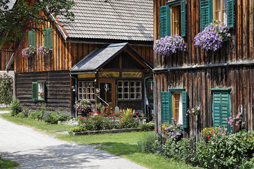 无人,家,木屋,横图,室外,白天,正面,度假,草地,草坪,美景,植物,城市风光,城市,奥地利,欧洲,阴影,装饰,盛开,光线,影子,景观,花蕾,娱乐,住宅,草,花,花瓣,花朵,鲜花,绿色,阳光,花苞,花蕊,享受,休闲,景色,放松,华丽,修饰,点缀,中欧,衬托,美观,雅致,雅观,奥地利共和国,施蒂利亚州,施泰尔马克州,彩图,茅舍,茅屋,棚屋,小木屋,小屋,阿尔陶塞,利岑县