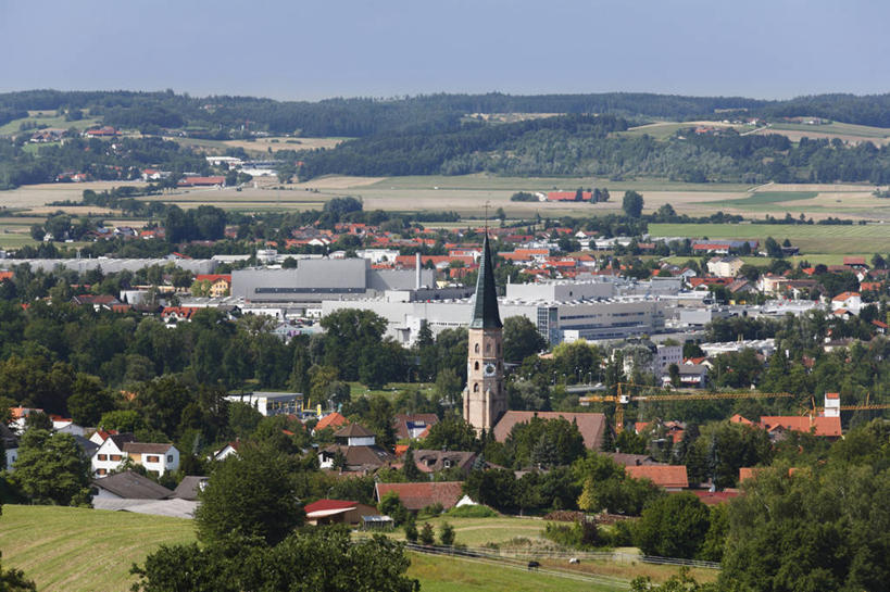 无人,家,横图,俯视,航拍,室外,白天,旅游,度假,草地,草坪,美景,山,山脉,树林,植物,城市风光,城市,道路,建筑,路,公路,汽车,德国,欧洲,阴影,光线,影子,房屋,屋子,景观,山峰,公寓,建筑群,交通,山峦,娱乐,建设,洋房,楼房,住宅,车,草,树,树木,蓝色,绿色,蓝天,天空,阳光,自然,交通工具,轿车,群山,天,享受,休闲,景色,放松,生长,晴朗,成长,西欧,鸟瞰,载具,万里无云,德意志联邦共和国,巴伐利亚,巴伐利亚州,拜恩州,拜恩自由州,晴空,晴空万里,马路,彩图,高角度拍摄,房子,下巴伐利亚行政区