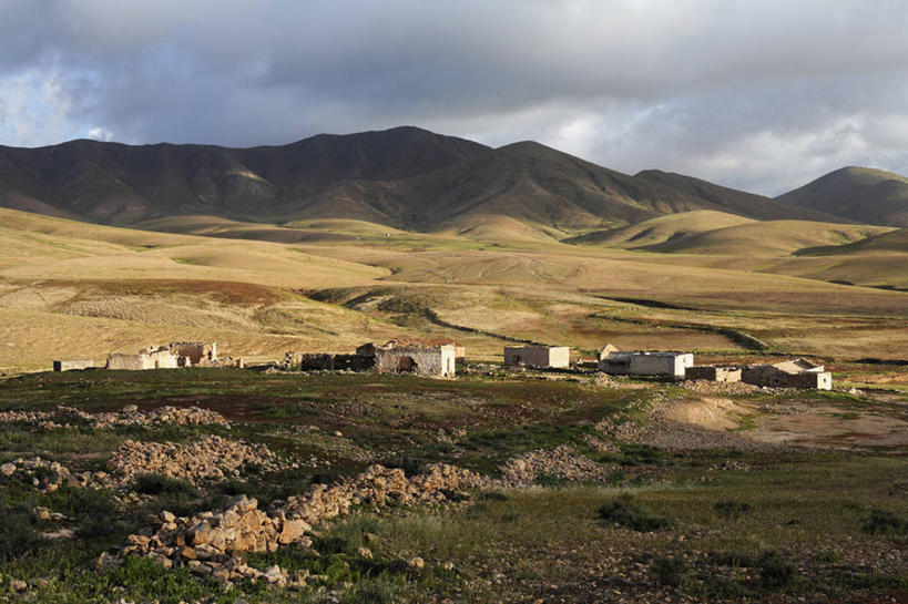 无人,家,横图,室外,白天,正面,旅游,度假,草地,草坪,美景,山,山脉,植物,西班牙,阴影,光线,影子,房屋,屋子,景观,山峰,云,云朵,山峦,云彩,娱乐,楼房,住宅,草,蓝色,绿色,白云,蓝天,天空,阳光,自然,群山,天,享受,休闲,景色,大西洋,放松,晴朗,自然风光,加那利群岛,首府,海外领地,大加那利岛,拉斯帕尔马斯,拉斯帕尔马斯省,晴空,彩图,房子,图伊内赫