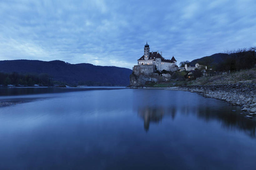 无人,横图,室外,白天,正面,旅游,度假,河流,石头,美景,山,山脉,水,标志建筑,地标,建筑,奥地利,欧洲,石子,堡垒,城堡,河水,景观,山峰,水流,乌云,云,阴天,云朵,山峦,云彩,娱乐,建设,倒影,天空,自然,群山,天,享受,休闲,旅游胜地,景色,放松,倒映,昏暗,阴沉,要塞,自然风光,中欧,奥地利共和国,反照,设防,下奥地利,下奥地利州,石块,岩石,彩图,多瑙河畔克雷姆斯,梅尔克,瓦豪,瓦豪河谷