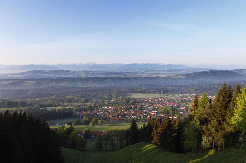 无人,家,横图,室外,白天,正面,旅游,度假,草地,草坪,美景,山,山脉,树林,植物,德国,欧洲,阴影,光线,影子,房屋,屋子,景观,山峰,山峦,娱乐,楼房,住宅,草,树,树木,蓝色,绿色,蓝天,天空,阳光,自然,群山,天,享受,休闲,景色,放松,生长,晴朗,成长,西欧,自然风光,万里无云,德意志联邦共和国,巴伐利亚,巴伐利亚州,拜恩州,拜恩自由州,晴空,晴空万里,彩图,房子,上巴伐利亚行政区