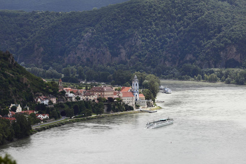 无人,家,横图,室外,白天,正面,旅游,度假,河流,美景,森林,树林,水,植物,轮船,船,奥地利,欧洲,阴影,光线,影子,房屋,屋子,河水,景观,水流,娱乐,楼房,住宅,树,树木,绿色,阳光,自然,交通工具,享受,休闲,景色,放松,生长,成长,自然风光,载具,中欧,奥地利共和国,下奥地利,下奥地利州,彩图,房子,克雷姆斯兰县,杜伦施坦