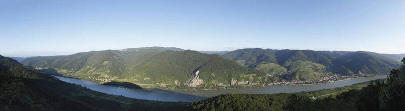 无人,家,横图,全景,室外,白天,正面,旅游,度假,河流,石头,美景,山,山脉,水,奥地利,欧洲,阴影,光线,石子,影子,房屋,屋子,河水,景观,山峰,水流,山峦,娱乐,楼房,住宅,蓝色,蓝天,天空,阳光,自然,群山,天,享受,休闲,景色,放松,晴朗,自然风光,中欧,万里无云,多瑙河,奥地利共和国,下奥地利,下奥地利州,施皮茨,石块,岩石,晴空,晴空万里,彩图,房子,多瑙河畔克雷姆斯,克雷姆斯兰县,梅尔克,瓦豪,瓦豪河谷