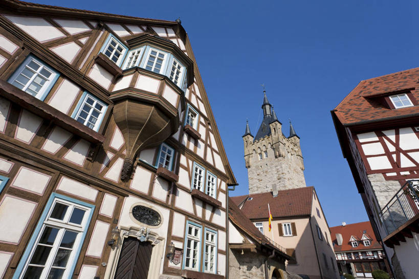 无人,家,露台,横图,室外,白天,仰视,旅游,度假,窗户,阳台,标志建筑,地标,建筑,德国,欧洲,阴影,光线,影子,房屋,屋子,公寓,娱乐,建设,洋房,楼房,玻璃窗,住宅,蓝色,蓝天,天空,阳光,天,享受,休闲,旅游胜地,放松,晴朗,西欧,万里无云,德意志联邦共和国,巴登.符腾堡,巴登.符腾堡州,巴符州,晴空,晴空万里,彩图,低角度拍摄,房子,露天阳台,巴德温普芬