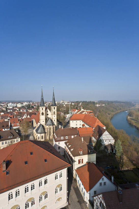 无人,家,竖图,俯视,航拍,室外,白天,旅游,度假,草地,草坪,河流,美景,水,植物,城市风光,城市,建筑,德国,欧洲,阴影,光线,瓦片,影子,房屋,屋顶,屋子,河水,景观,水流,公寓,建筑群,顶棚,瓦,娱乐,建设,洋房,楼房,住宅,草,蓝色,绿色,蓝天,天空,阳光,天,享受,休闲,景色,放松,建造,晴朗,西欧,鸟瞰,屋瓦,万里无云,德意志联邦共和国,内卡河,巴登.符腾堡,巴登.符腾堡州,巴符州,晴空,晴空万里,彩图,高角度拍摄,房子,巴德温普芬