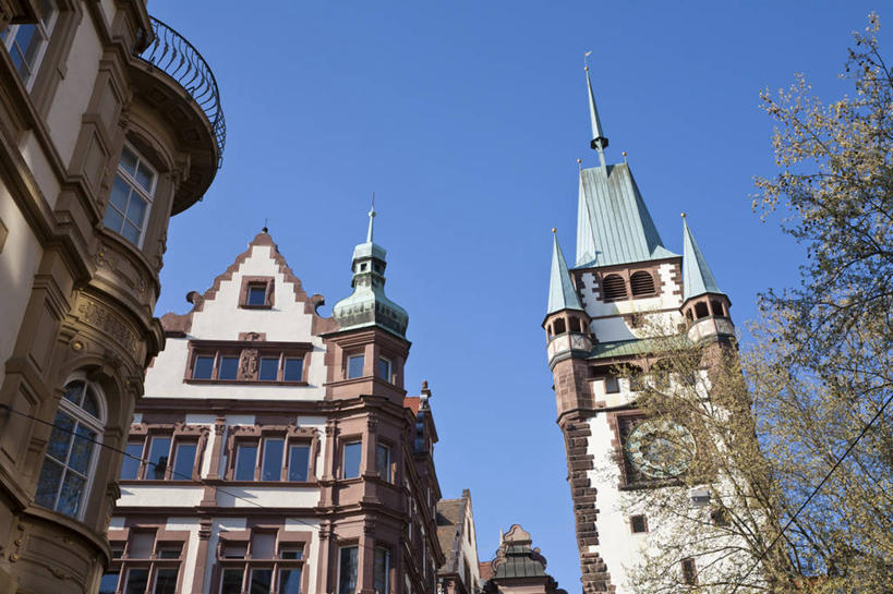 无人,教堂,栏杆,横图,室外,白天,仰视,旅游,度假,植物,窗户,标志建筑,地标,建筑,德国,欧洲,阴影,节日,时间,光线,时钟,影子,围栏,计时,文化,娱乐,建设,护栏,玻璃窗,树,树木,蓝色,绿色,蓝天,天空,阳光,自然,钟表,天,祈祷,享受,休闲,健康,表,旅游胜地,放松,许愿,宗教,信仰,生长,晴朗,成长,纪念,祈求,西欧,信念,万里无云,德意志联邦共和国,塔钟,巴登.符腾堡,巴登.符腾堡州,巴符州,平安,钟,晴空,晴空万里,彩图,低角度拍摄,大教堂,礼拜堂,弗赖堡行政区