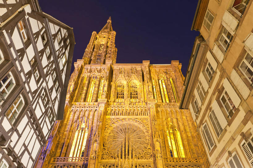 无人,家,教堂,横图,室外,夜晚,仰视,旅游,度假,窗户,标志建筑,地标,建筑,法国,欧洲,阴影,节日,光线,影子,房屋,屋子,公寓,灯光,文化,娱乐,建设,洋房,楼房,玻璃窗,住宅,祈祷,享受,休闲,健康,旅游胜地,放松,许愿,宗教,信仰,纪念,祈求,阿尔萨斯,信念,哥特式建筑,法兰西共和国,首府,法兰西第五共和国,斯特拉斯堡,阿尔萨斯大区,平安,彩图,低角度拍摄,房子,大教堂,礼拜堂,斯特拉斯堡座堂