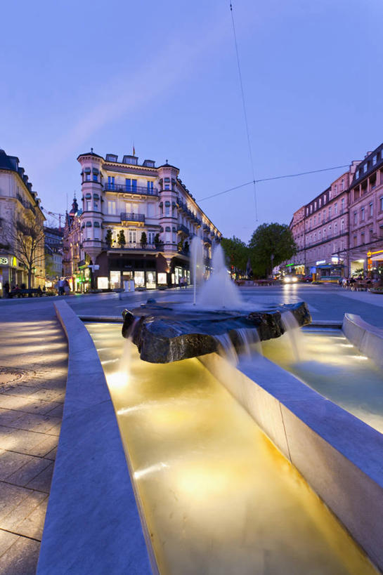 无人,家,竖图,室外,白天,正面,度假,美景,植物,城市风光,城市,喷泉,照明,德国,欧洲,阴影,光线,伞,影子,雨伞,遮阳伞,房屋,屋子,景观,公寓,灯光,文化,娱乐,阳伞,洋房,楼房,住宅,灯,树,树木,绿色,自然,灯具,品味,享受,休闲,景色,放松,生长,成长,照亮,太阳伞,照明设备,西欧,水景,地灯,德意志联邦共和国,美观,巴登.符腾堡,巴登.符腾堡州,巴符州,地埋灯,巴登巴登,黑森林,设计,彩图,房子,卡尔斯鲁厄行政区