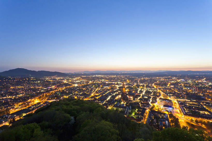 无人,家,横图,全景,俯视,航拍,室外,白天,旅游,度假,美景,日落,山,山脉,植物,城市风光,城市,建筑,德国,欧洲,阴影,光线,影子,房屋,屋子,地平线,景观,山峰,晚霞,霞光,落日,公寓,建筑群,辽阔,灯光,地面,山峦,娱乐,建设,洋房,楼房,住宅,树,树木,绿色,自然,黄昏,群山,享受,休闲,广阔,景色,彩霞,放松,生长,成长,一望无际,西欧,鸟瞰,延伸,德意志联邦共和国,天地相交,巴登.符腾堡,巴登.符腾堡州,巴符州,无边无际,一马平川,夕照,薄暮,弗赖堡,黑森林,夕阳,彩图,高角度拍摄,傍晚,房子,弗赖堡行政区,斜阳