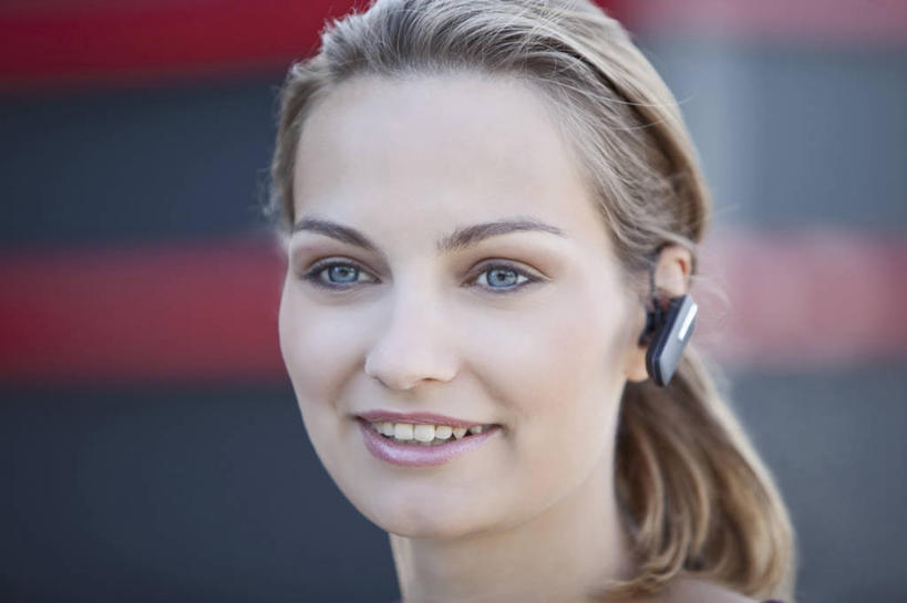 西方人,脸,头,脸颊,一个人,站,笑,微笑,露齿笑,横图,室外,特写,白天,正面,通讯,欧洲,欧洲人,仅一个年轻女性,仅一个女性,仅一个人,条纹,朦胧,模糊,信息,墙,注视,墙壁,墙面,红色,黑色,耳机,耳麦,话筒,观察,看,站着,通信,观看,协调,察看,麦克风,关注,扩音器,蓝牙,蓝牙耳机,传声器,微音器,年轻女性,女人,女性,白种人,头部,脸部,脸蛋,面部,站立,半身,彩图